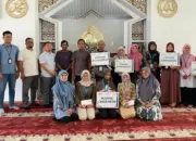YBM PLN Lampung Salurkan Rp30,4 Juta Zakat untuk Pendidikan dan Kesejahteraan Warga