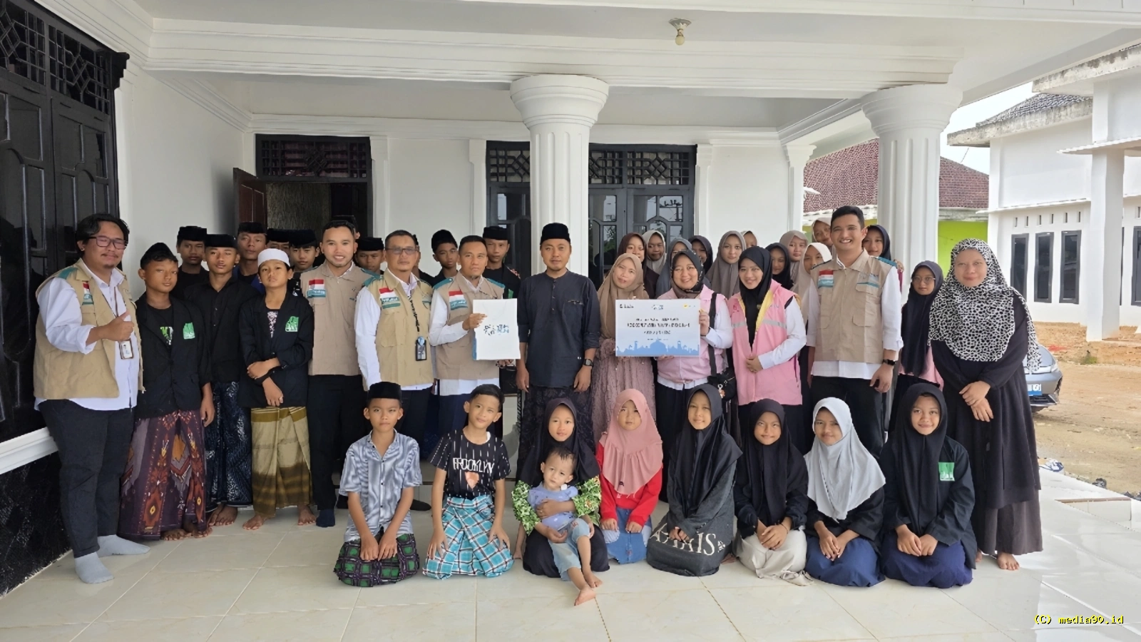 YBM dan Srikandi PLN UP3 Metro Salurkan Bantuan untuk Santri Ponpes Al-Imam Kibang di Iduladha 2026