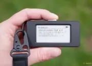 YouTuber Ciptakan E-Reader Mini Seukuran Jempol, Muat Hingga 10 Buku Digital