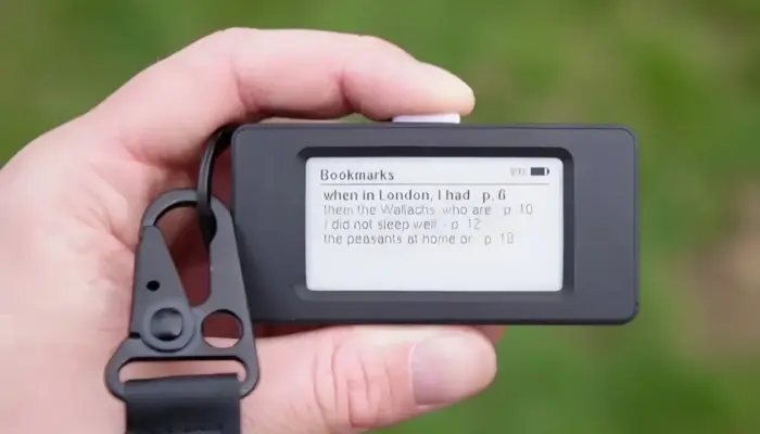YouTuber Ciptakan E-Reader Mini Seukuran Jempol, Muat Hingga 10 Buku Digital