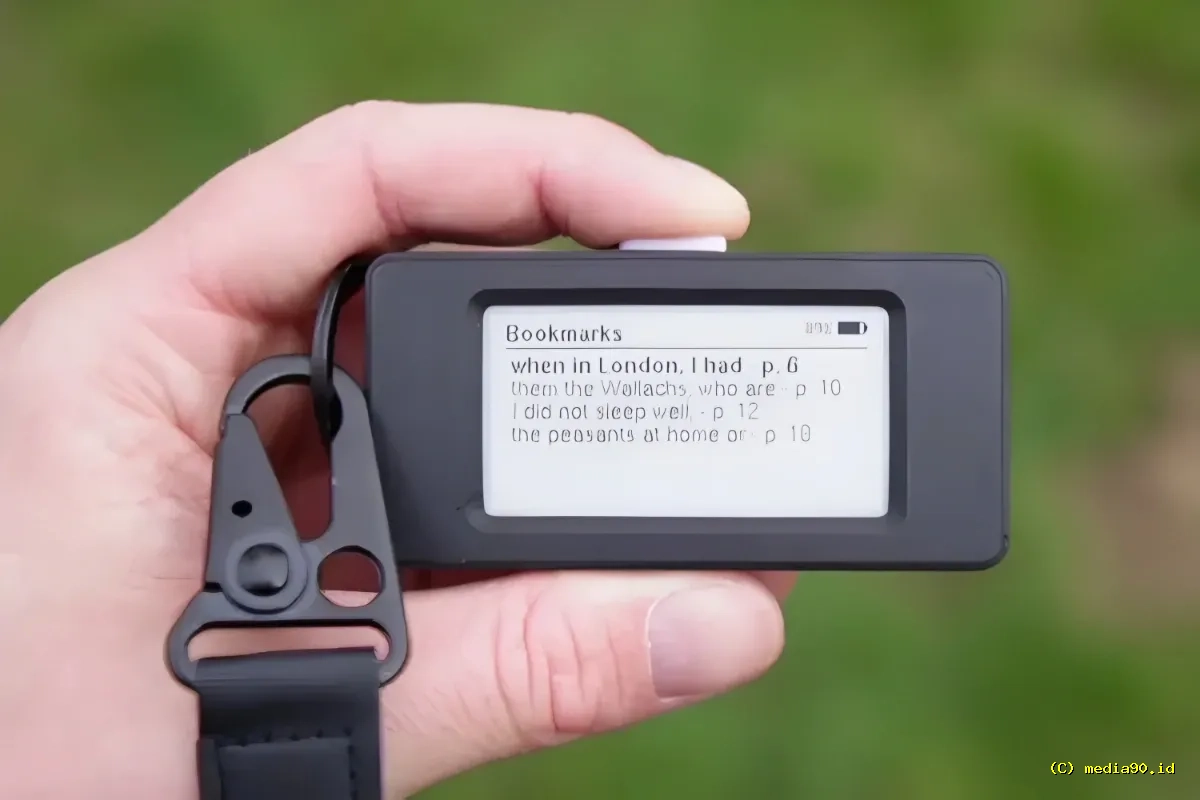 YouTuber Ciptakan E-Reader Mini Seukuran Jempol, Muat 10 Buku Digital