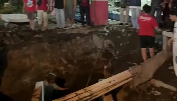 Tragis! Pasutri Lansia Terjatuh ke Lubang Proyek Gorong-Gorong di Surabaya, Sang Istri Meninggal Dunia