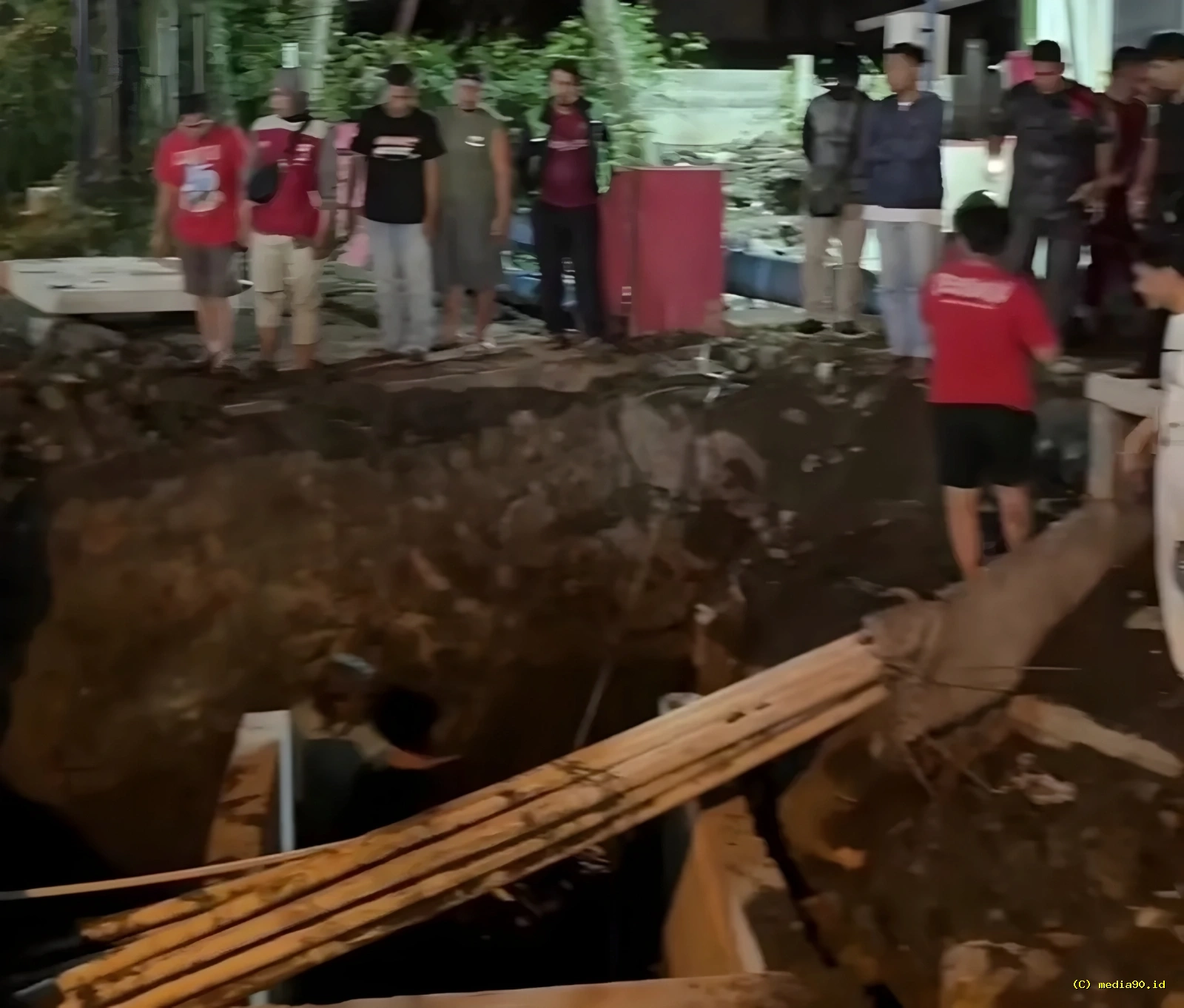 Pasutri Lansia Terjatuh ke Lubang Proyek Gorong Gorong di Surabaya Istri Meninggal Dunia