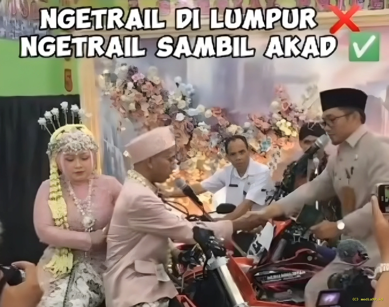 Akad Nikah Anti-Mainstream di Atas Motor Viral, Warganet Beri Beragam Tanggapan
