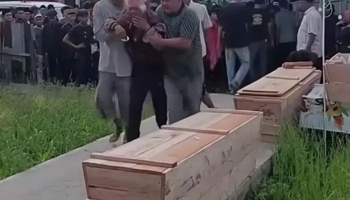 Kecelakaan Ambulans di Tol Pekanbaru–Dumai Tewaskan Kakak Beradik, Tangis Keluarga Pecah di Rumah Duka