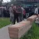 Ambulans Kecelakaan di Tol Pekanbaru–Dumai Kakak Beradik Meninggal Dunia Rumah Duka Dipenuhi Tangis