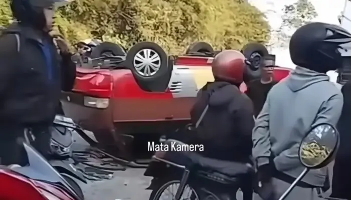 Angkot Berisi 17 Pelajar SMP Terguling di Jatinangor, Polisi Selidiki Penyebab Kecelakaan