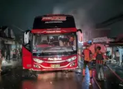 Bus Terbakar Gegerkan Warga Dekat Pasar Selomerto, Diduga Akibat Korsleting AC