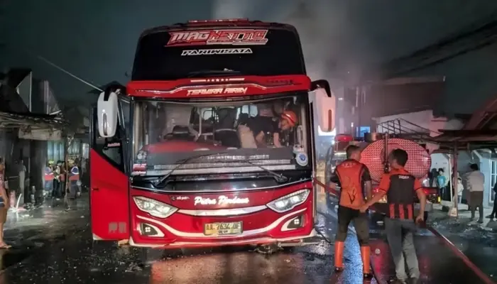 Bus Terbakar Gegerkan Warga Dekat Pasar Selomerto, Diduga Akibat Korsleting AC