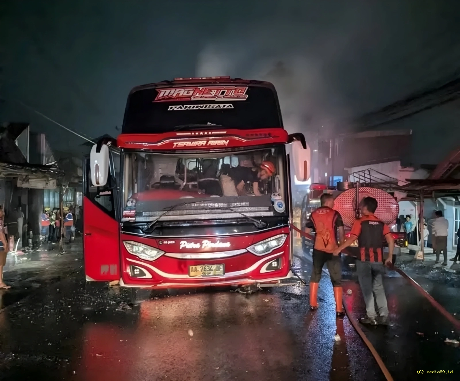 Bus Terbakar Gegerkan Warga Dekat Pasar Selomerto, Diduga Akibat Korsleting AC