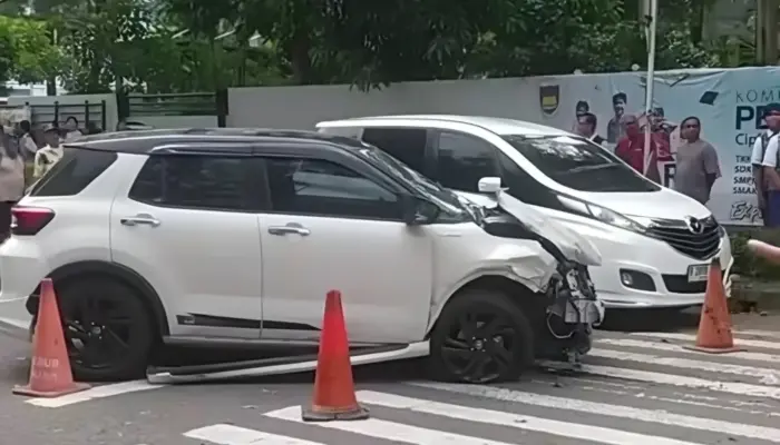 Detik-Detik Maut di Cipinang Indah, Mobil Diduga Hilang Kendali Tewaskan Pengendara Motor dan Terguling