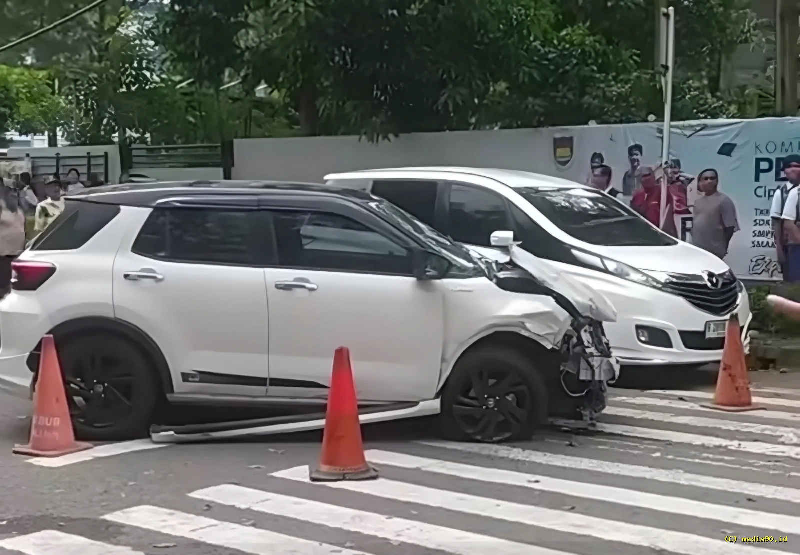 Detik Detik Mobil Hilang Kendali di Cipinang Indah Pengendara Motor Tewas