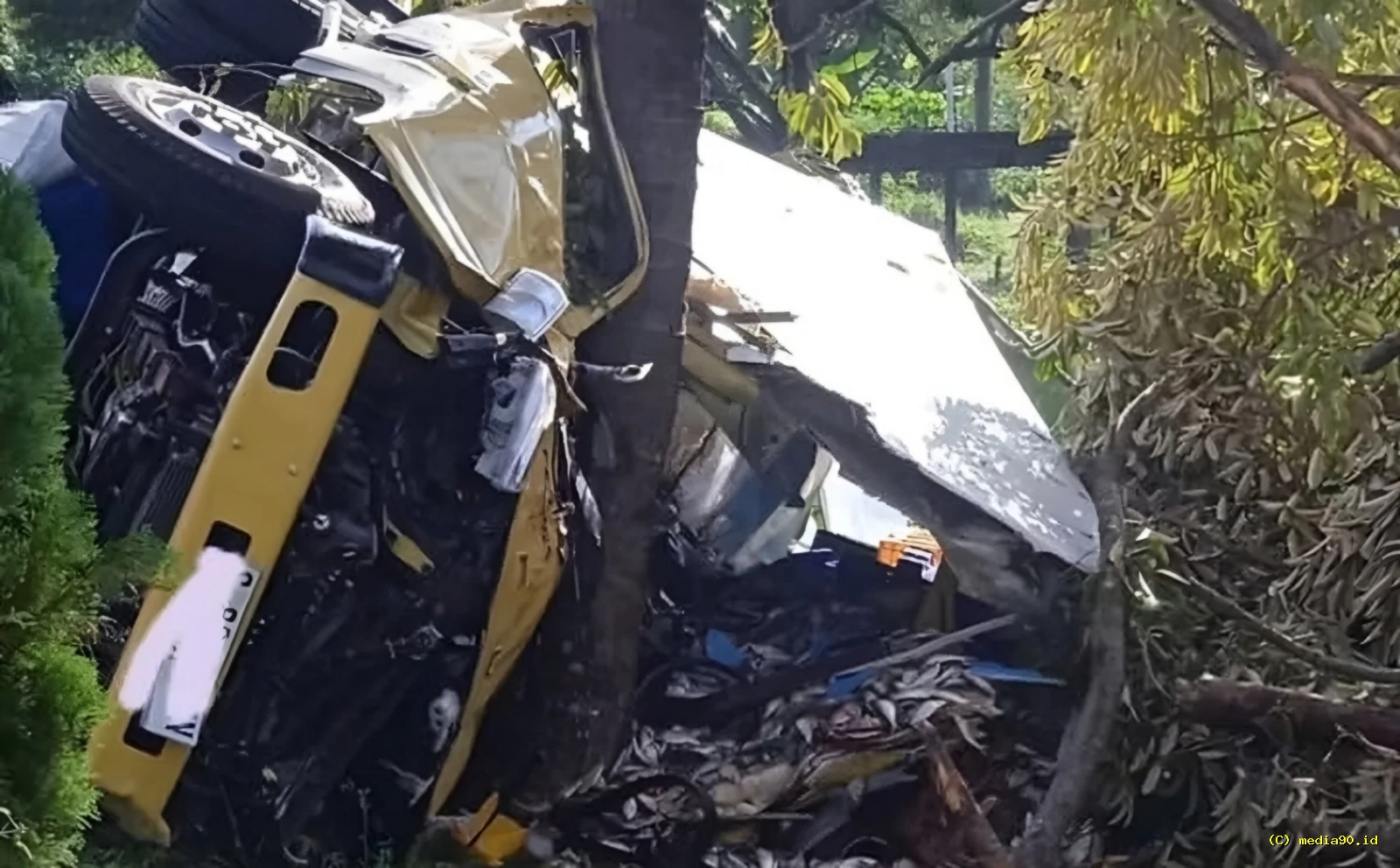 Detik-detik Truk Muatan Ikan Terguling di Pantai Gemah, Diduga Hilang Kendali Saat Menyalip