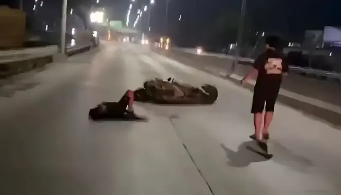 Diduga Mabuk dan Bawa Sajam, Motor Tabrak Belakang Truk di Pintu Tol Sayung Demak, Dua Korban Terluka