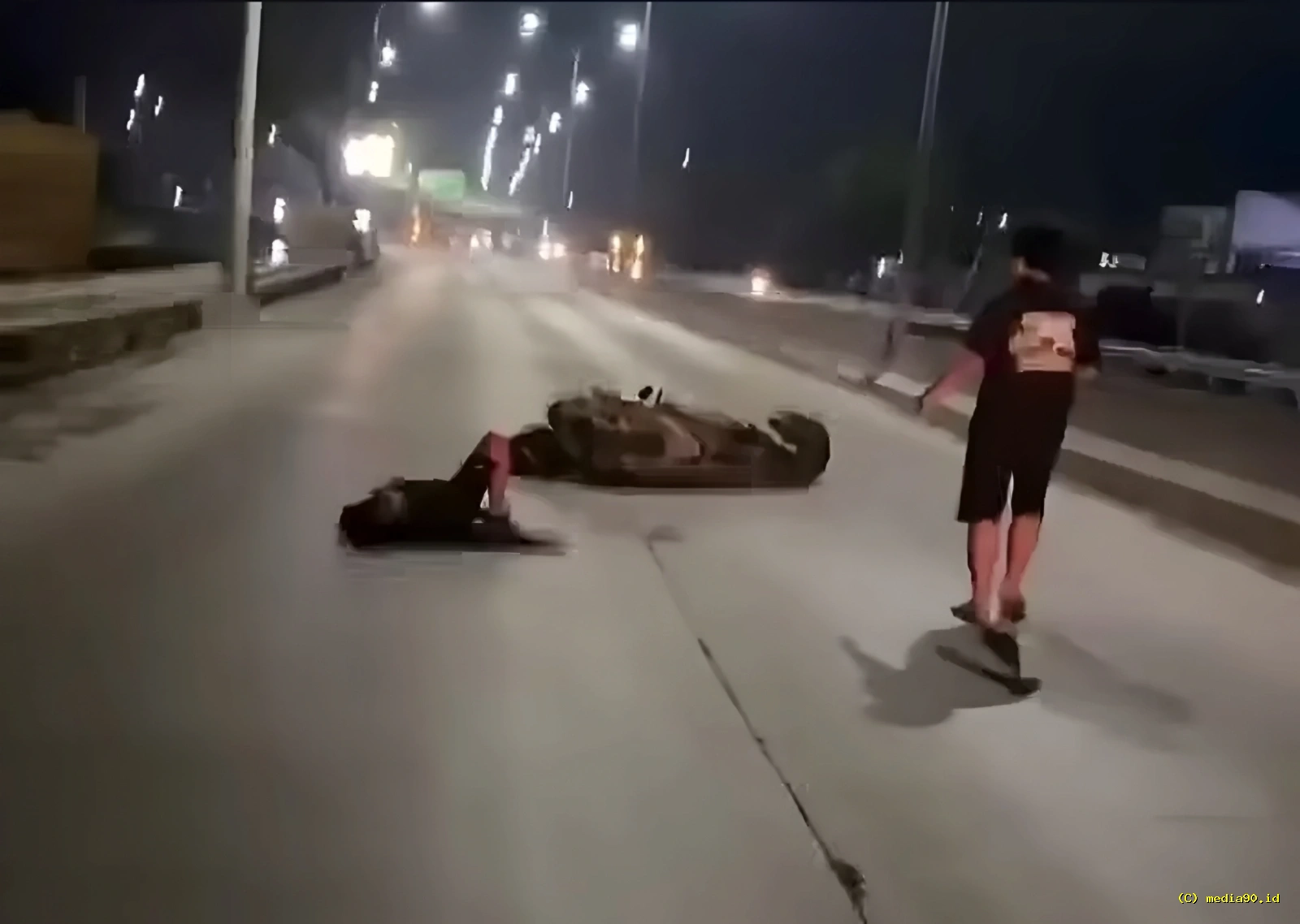 Diduga Pengaruhi Alkohol dan Bawa Sajam, Pemotor Tabrak Truk di Gerbang Tol Sayung Demak, Dua Orang Terluka