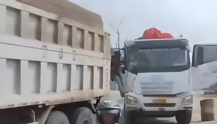 Truk Tambang Adu Banteng di Bojonegara, Benturan Keras di Kampung Nyamuk Bikin Kabin Ringsek Parah