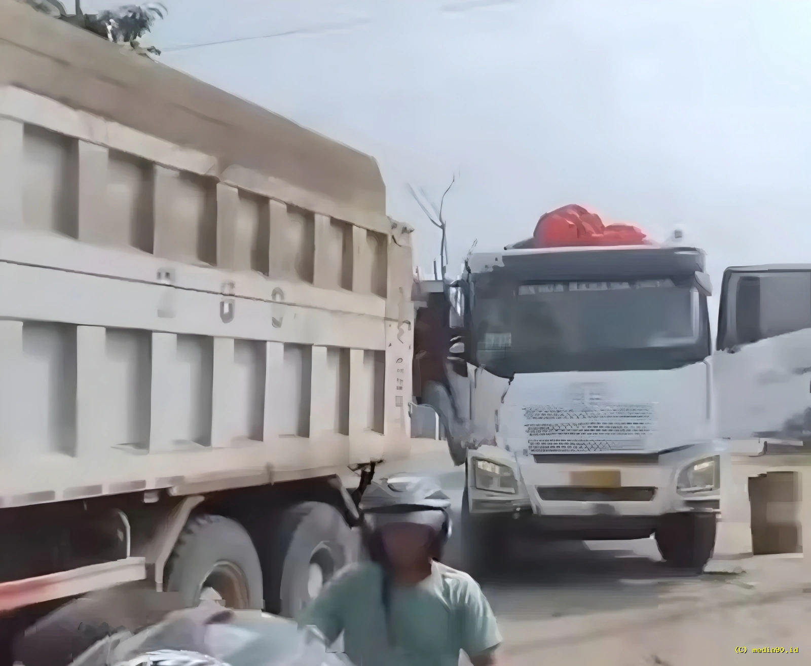 Dua Truk Tambang Adu Banteng di Bojonegara, Insiden di Kampung Nyamuk Bikin Heboh