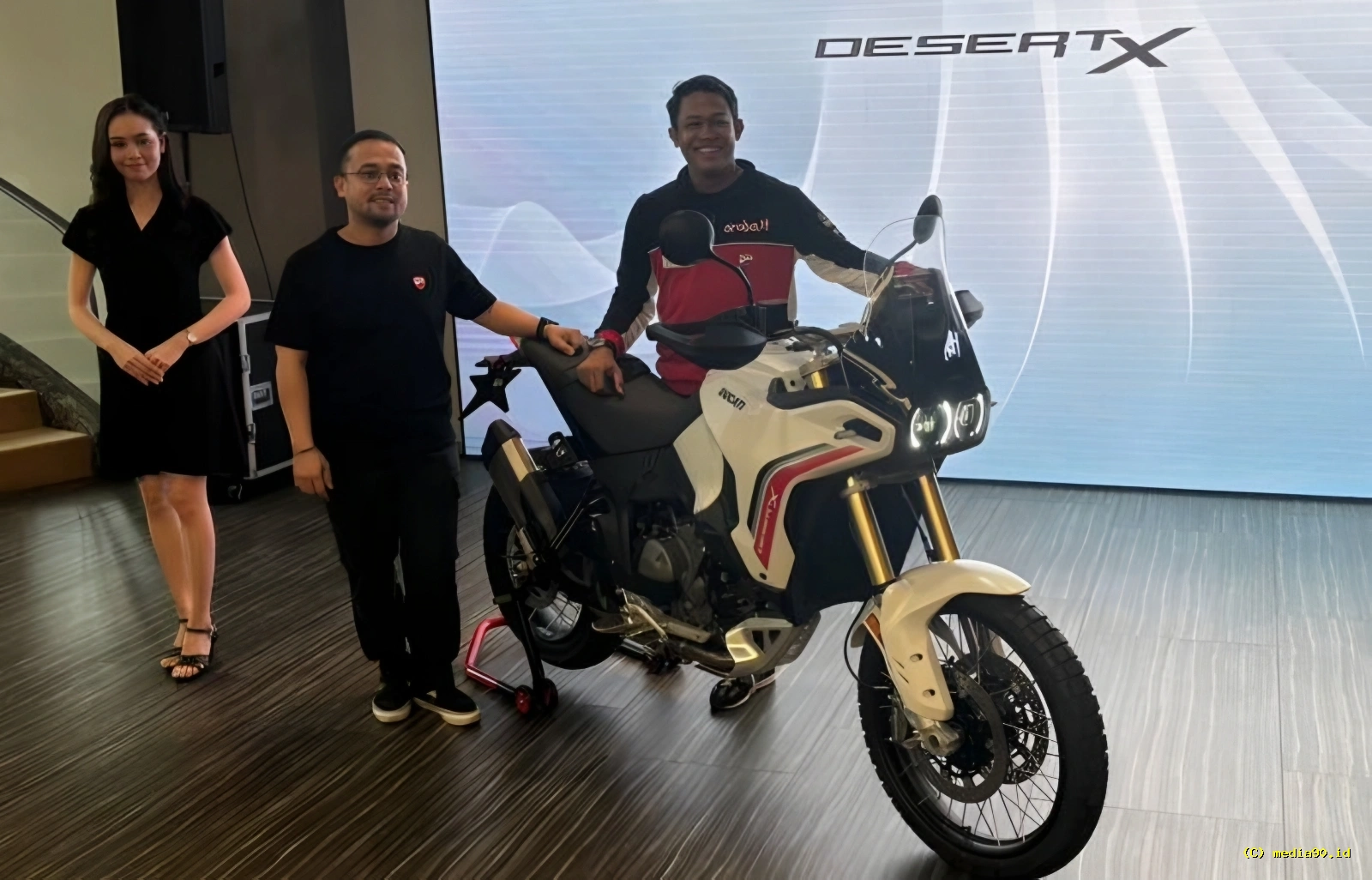 Ducati DesertX V2 Resmi Mengaspal di Indonesia, Banderolnya Belum Diungkap