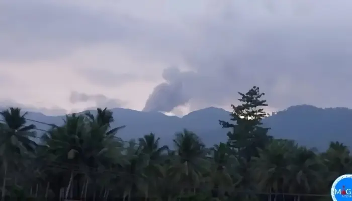 Gunung Dukono Erupsi, Kolom Abu Capai 400 Meter, BMKG Imbau Warga Waspada