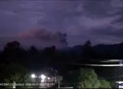 Gunung Dukono Kembali Erupsi, Kolom Abu Vulkanik Membumbung 900 Meter ke Arah Timur