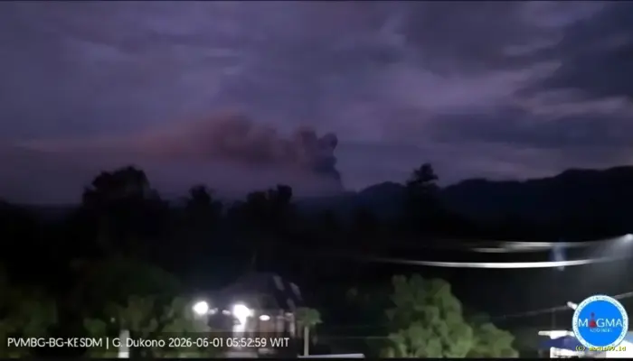 Gunung Dukono Kembali Erupsi, Kolom Abu Vulkanik Membumbung 900 Meter ke Arah Timur