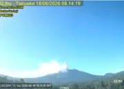 Gunung Ibu Kembali Erupsi, Kolom Abu Vulkanik Menjulang 500 Meter di Atas Puncak