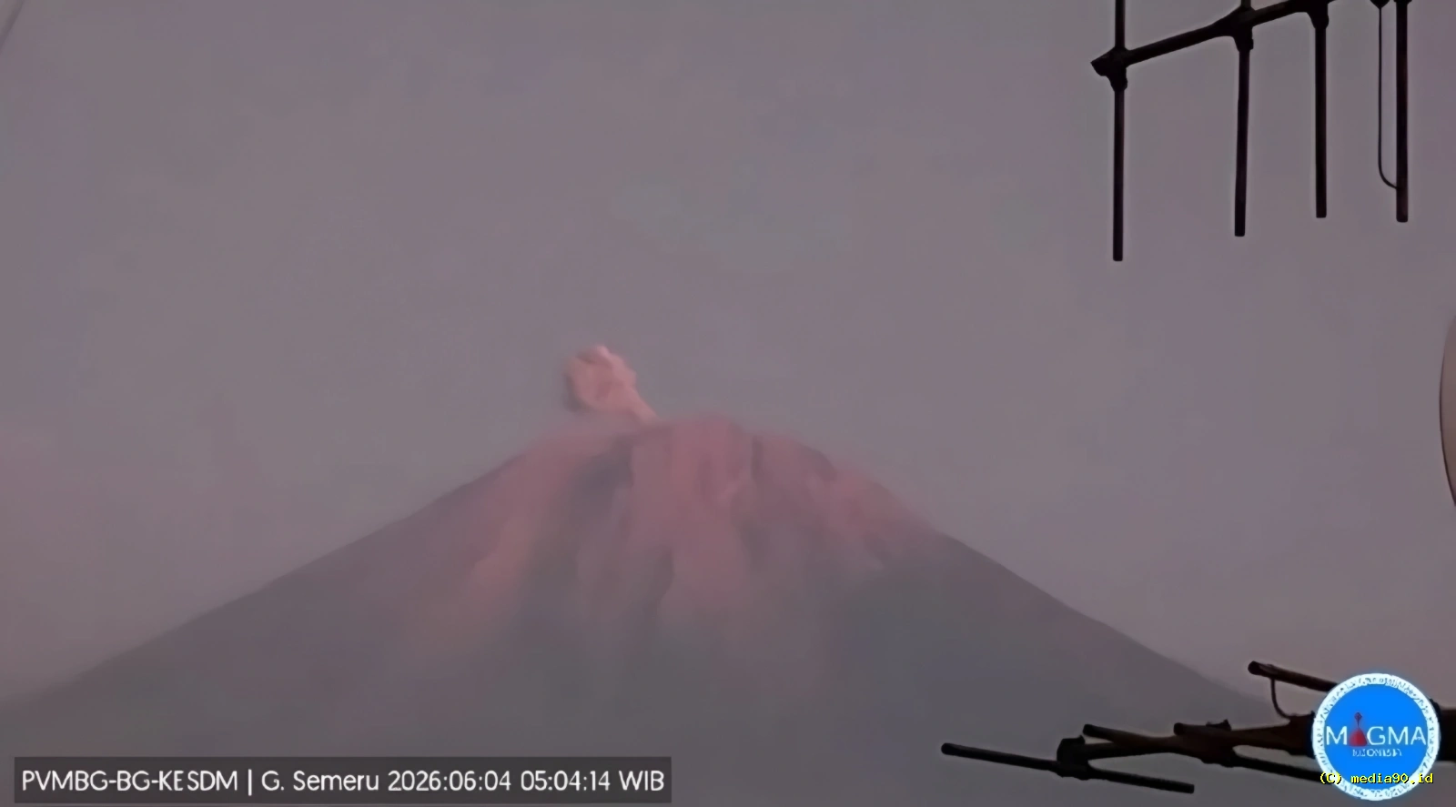 Gunung Semeru Erupsi Hari Ini: Kolom Abu Capai 400 Meter, Warga Diminta Waspada
