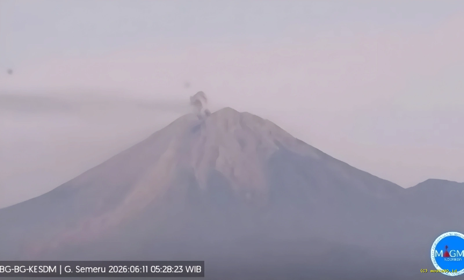 Gunung Semeru Erupsi Pagi Ini Kolom Abu Mencapai 500 Meter ke Arah Selatan