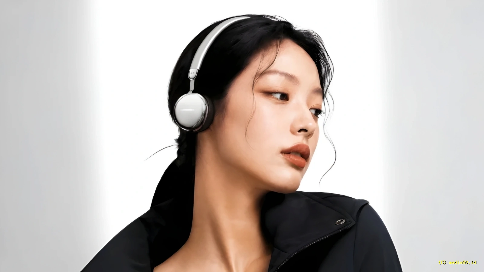 Headphone Futuristik Edifier Auro Ace Resmi Hadir dengan Layar pada Earcup