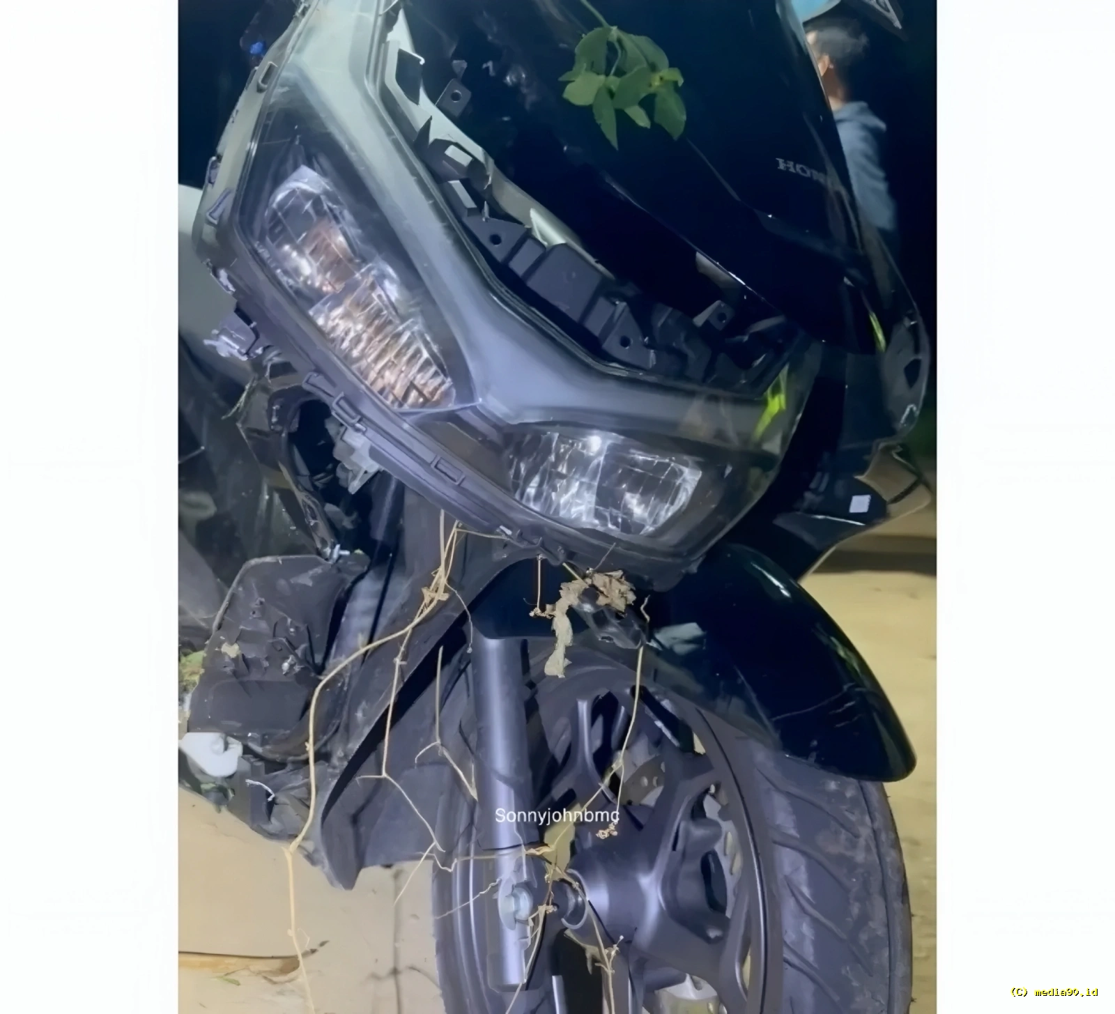Honda PCX Ringsek Tabrak Avanza di Batang Korban Luka Luka Dievakuasi ke RS QIM