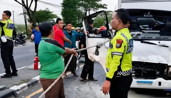 Kecelakaan Beruntun di Lamongan Libatkan Elf, Truk Box, dan Motor, Tiga Orang Terluka