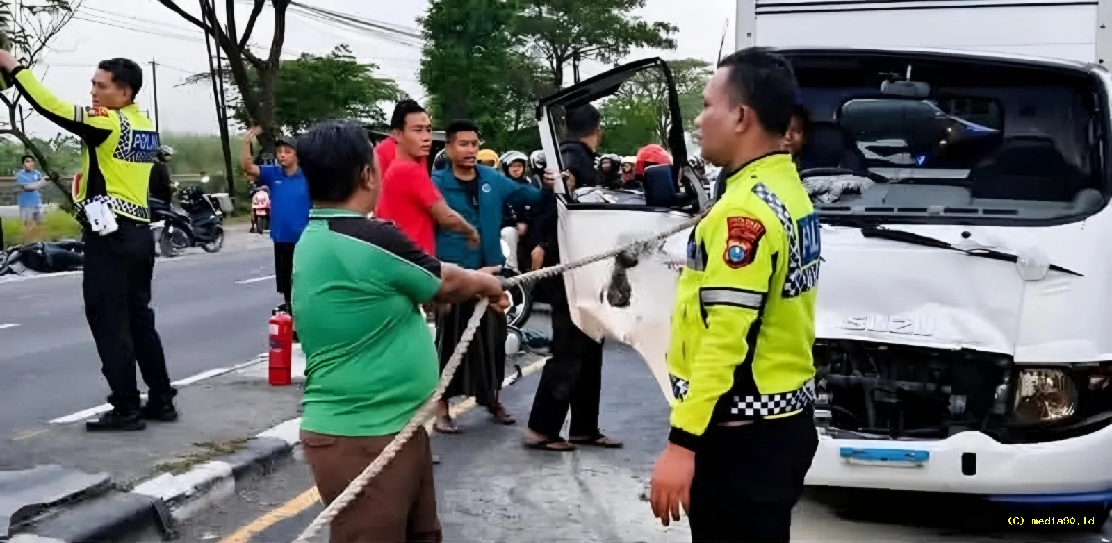 Kecelakaan Beruntun di Lamongan Libatkan Elf Truk Box dan Motor Tiga Korban Terluka