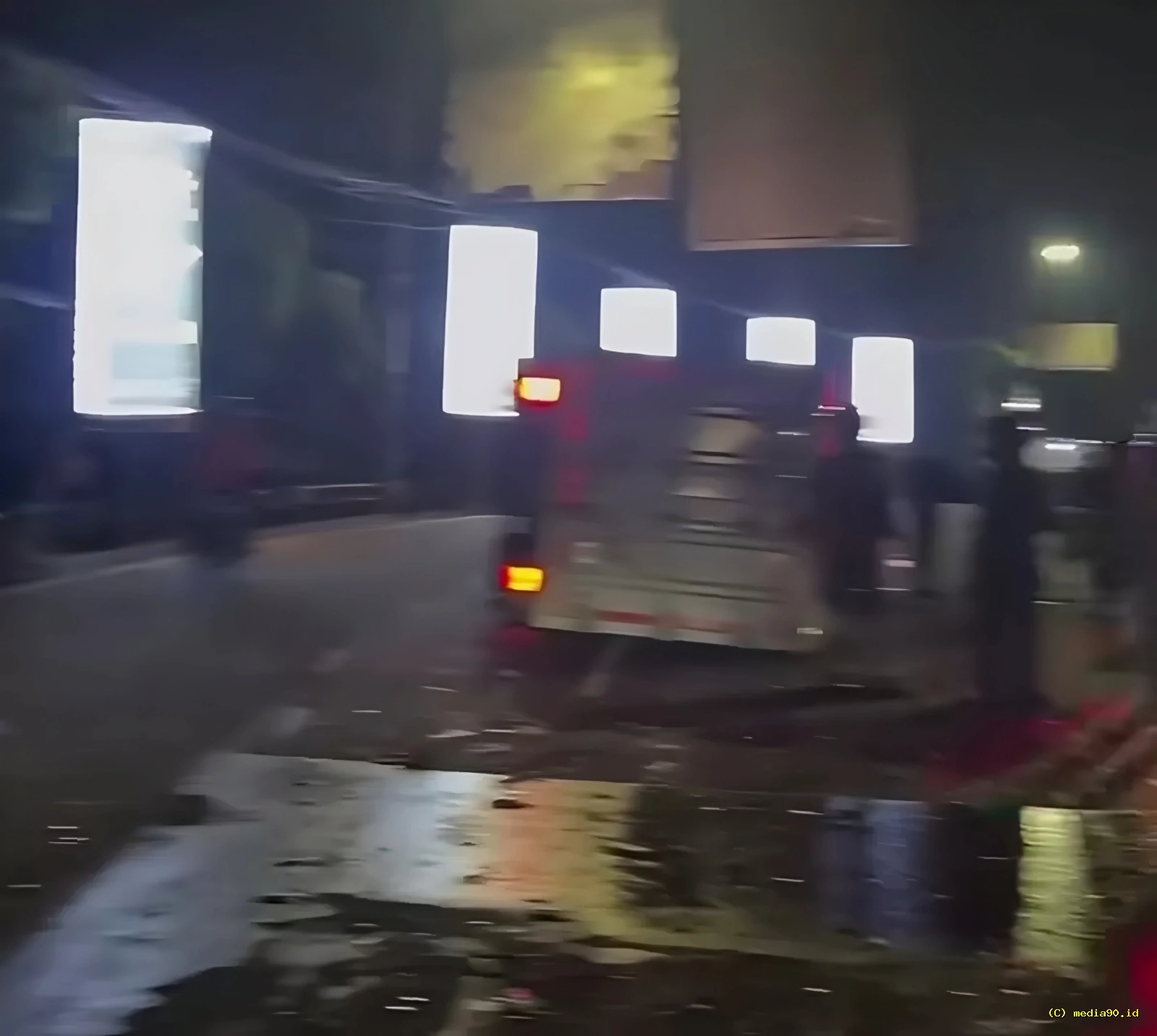 Kecelakaan Lalu Lintas di Beran Sleman Tengah Malam, Mobil Ringsek Parah Bikin Geger Warga