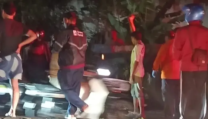 Honda Beat Tabrak Truk Parkir di Jalan Raya Lawang, Satu Penumpang Tewas di Lokasi