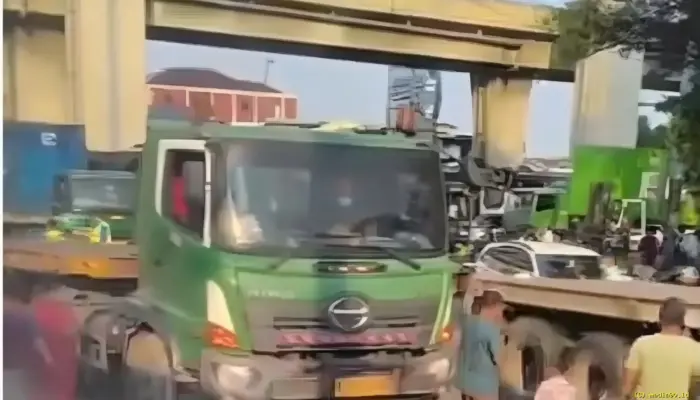 Kecelakaan Maut Motor vs Truk Trailer di Lampu Merah Enggano Tanjung Priok, Satu Korban Tewas di Tempat