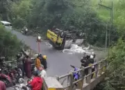 Truk Muatan Bata Ringan Terbalik di Tanjakan Sentong Lawang, Satu Korban Dilaporkan