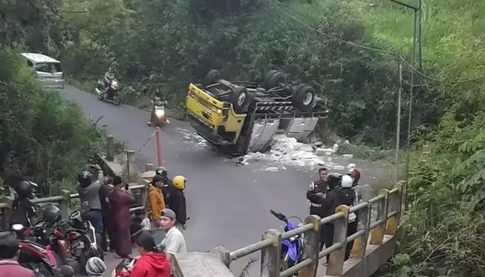 Truk Muatan Bata Ringan Terbalik di Tanjakan Sentong Lawang, Satu Korban Dilaporkan