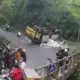 Kecelakaan di Tanjakan Sentong Lawang, Truk Bermuatan Bata Ringan Terguling dan Timbulkan Korban