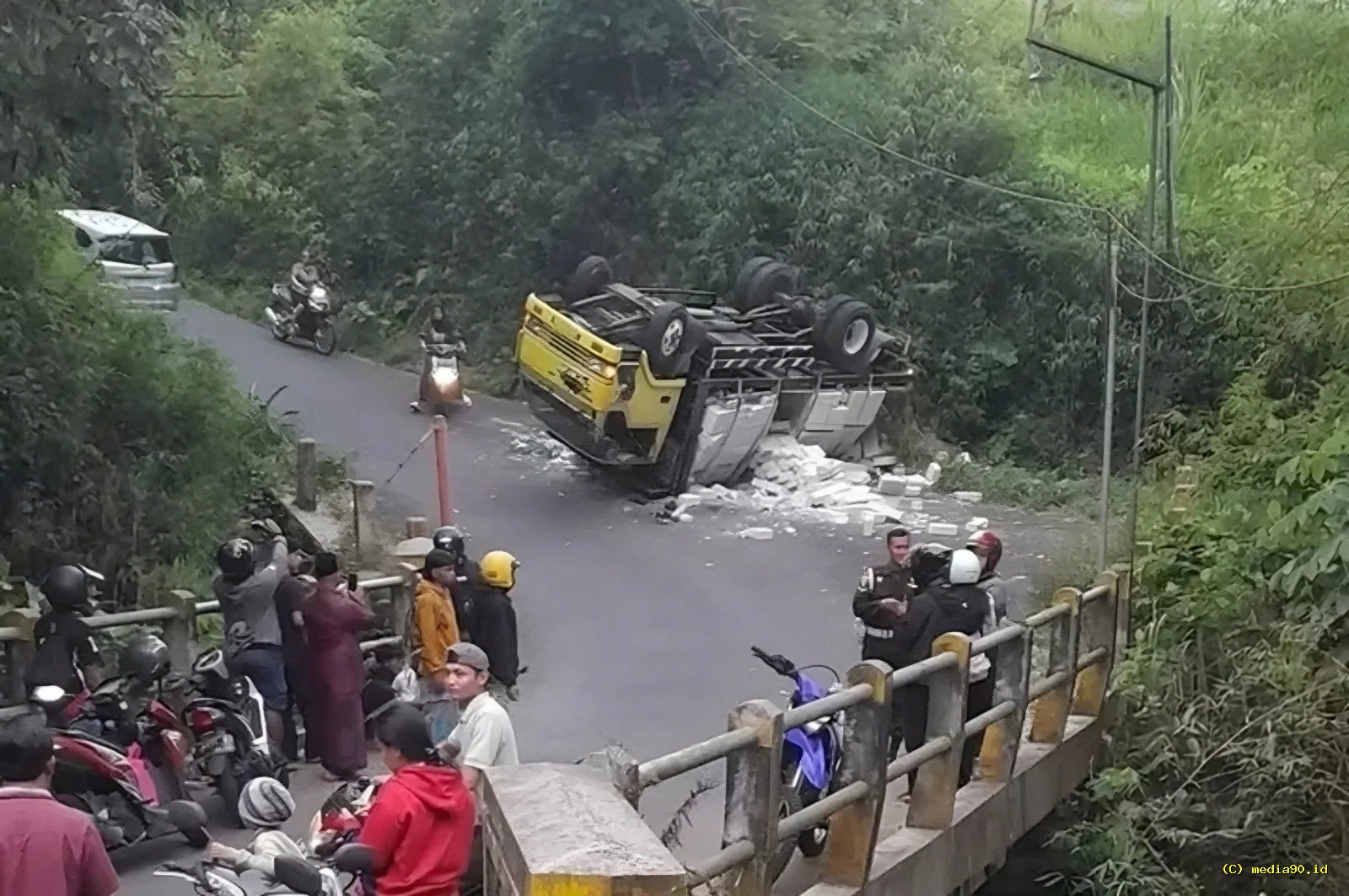 Kecelakaan di Tanjakan Sentong Lawang, Truk Bermuatan Bata Ringan Terguling dan Timbulkan Korban