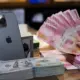 Kurs Dolar Meroket ke Rp18.000 Konsumen HP di Indonesia Diminta Bersiap