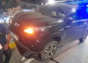 Mobil Tabrak Separator Jalur Transjakarta di Depan Terminal Pasar Senen, Petugas Lakukan Evakuasi