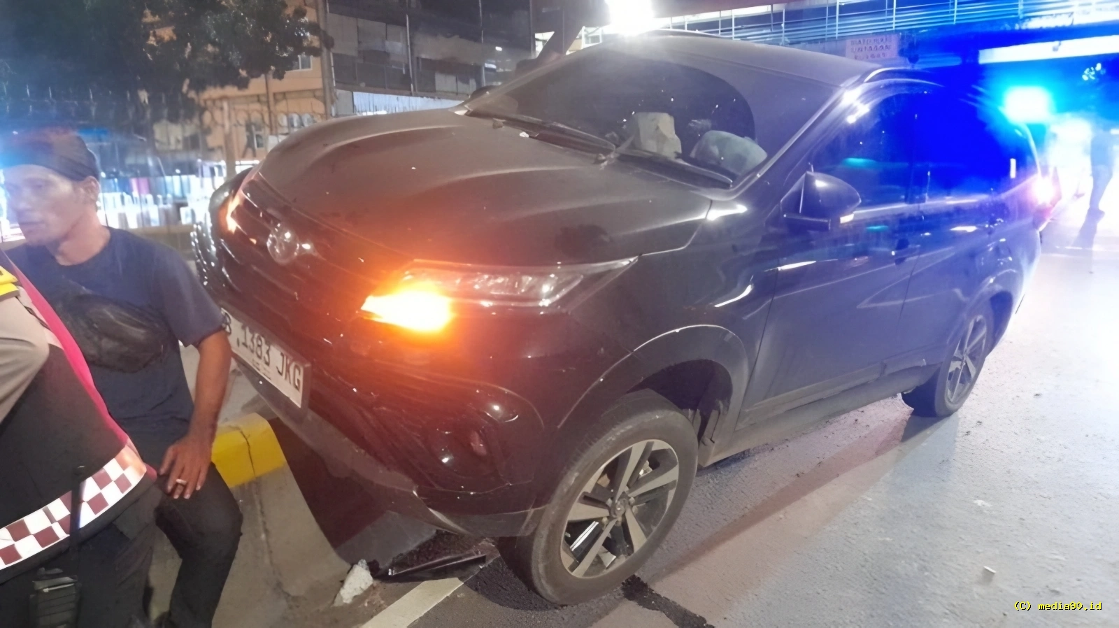 Mobil Tabrak Separator Busway di Depan Terminal Pasar Senen, Arus Lalu Lintas Terganggu