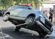 Mobil Dikendarai Wanita Terjun ke Saluran Air di Surabaya, Diduga Kehilangan Kendali Saat Keluar Garasi