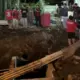 Pasutri Lansia Terjatuh ke Lubang Proyek Gorong Gorong di Surabaya Istri Meninggal Dunia