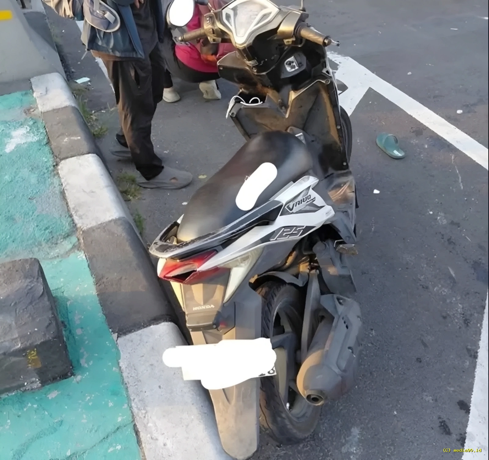 Pemotor Alami Kecelakaan di Janti, Tabrak Divider hingga Dilarikan dengan Luka Kepala