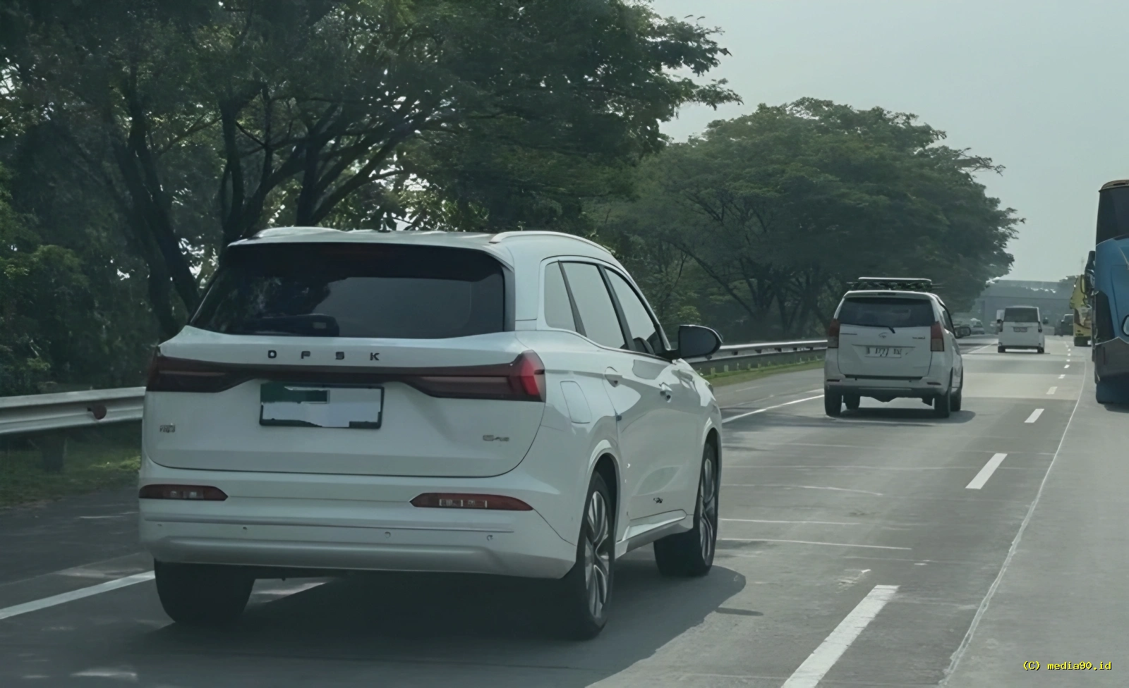 Penampakan Mobil Berlogo DFSK Tanpa Kamuflase, Isyarat Model Baru Segera Meluncur?