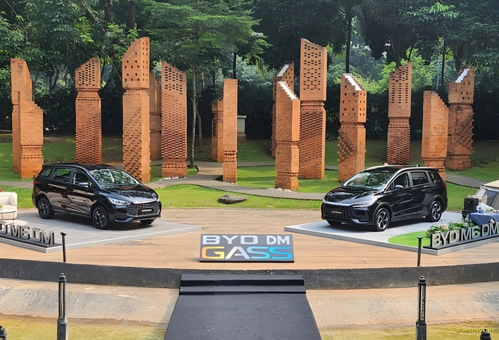 Perbedaan BYD M6 DM Tipe Classic vs Cross, Ini yang Wajib Diketahui Sebelum Membeli