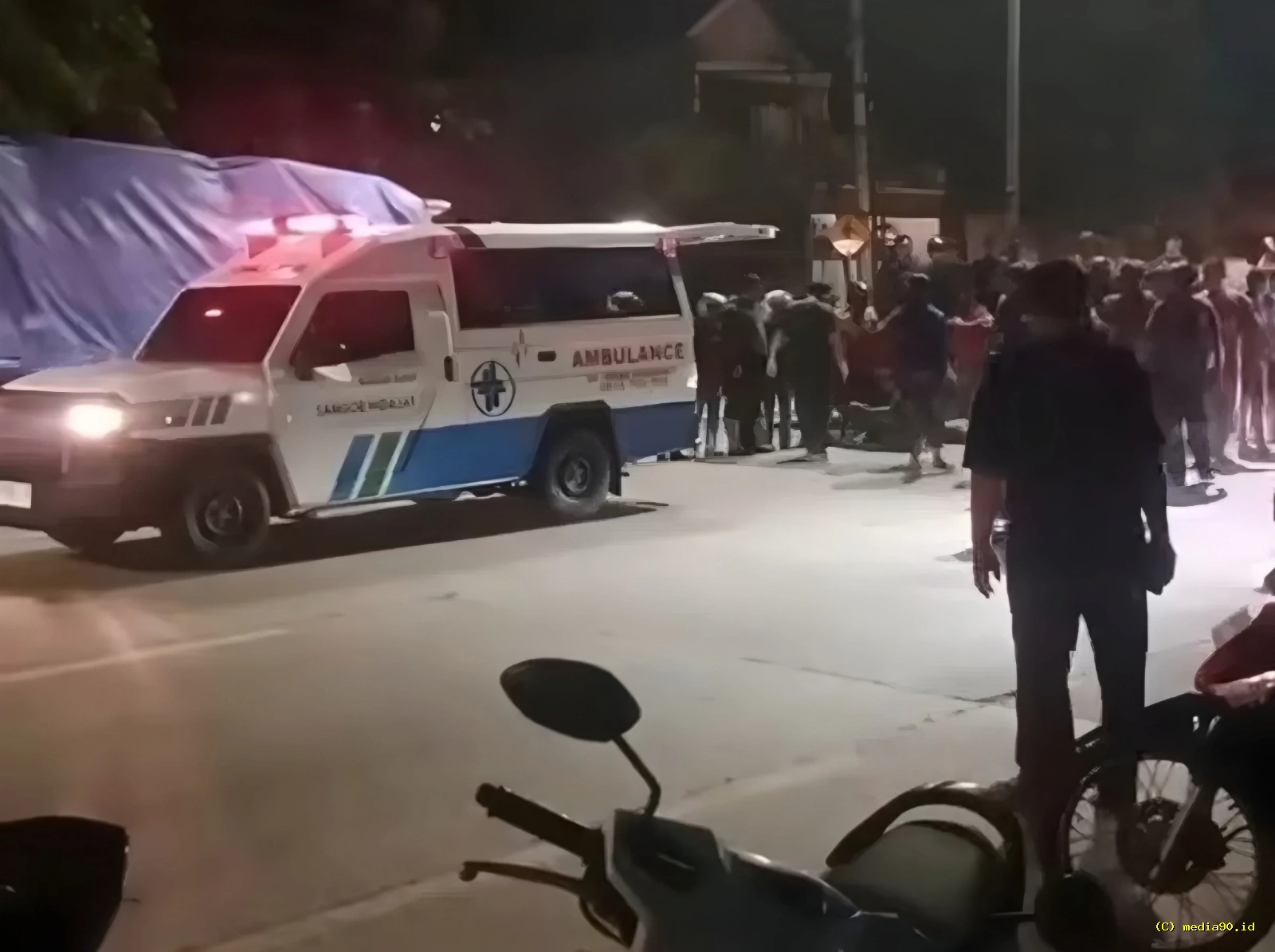 Petugas dan Ambulans Siaga di Lokasi Kecelakaan Depan Gudang Bulog Mangkang Semarang