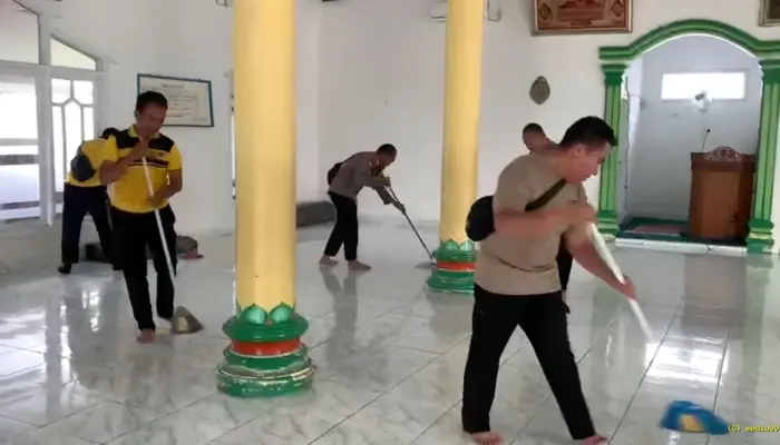 Sambut HUT Bhayangkara ke-80, Polsek Tanjung Bintang Gelar Bakti Sosial Bersih-Bersih Masjid