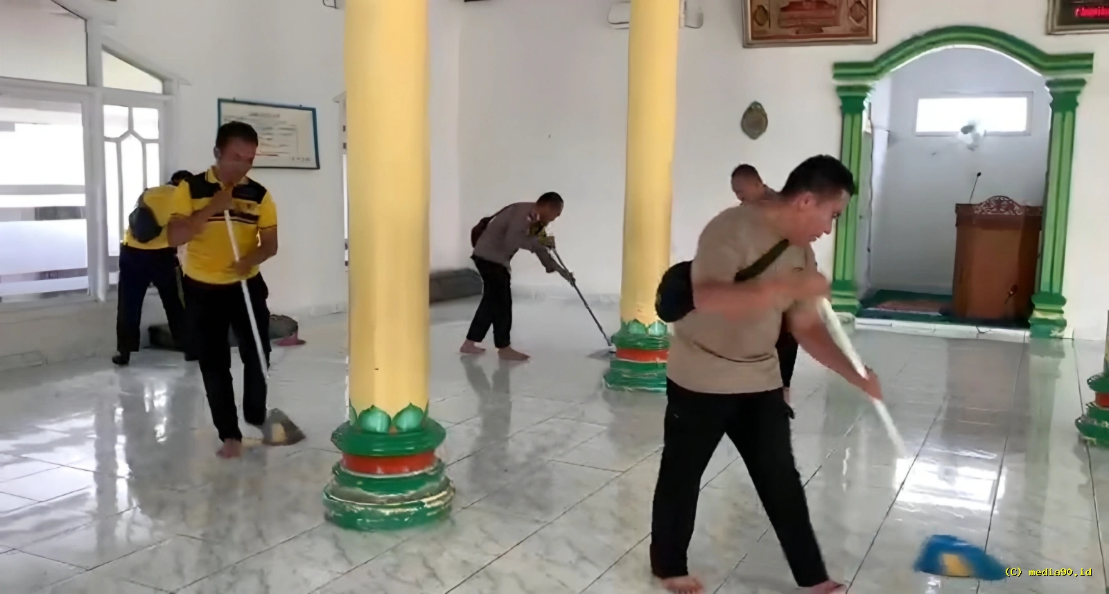 Sambut HUT Bhayangkara dan Tahun Baru Islam Polsek Tanjung Bintang Gelar Bakti Sosial Bersih Masjid